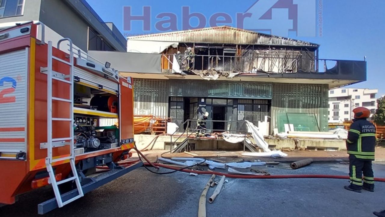 Çayırova'da Tabela Dükkanında Çıkan Yangın'da Bir Kişi Dumandan Etkilendi