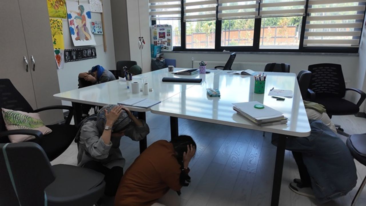 Özel bireyler ile öğretmenlerine, deprem ve yangın tatbikatı