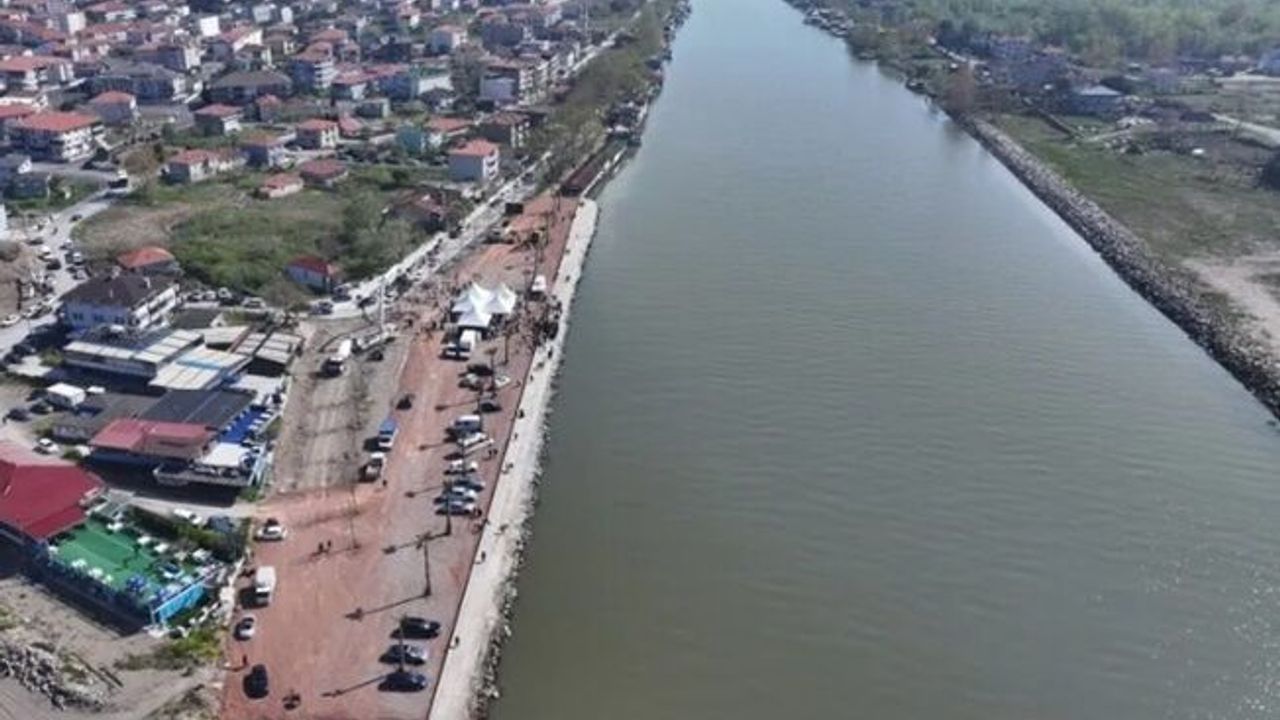 Sakarya'da nehrin denizle buluştuğu noktada çalışmalar tam gaz