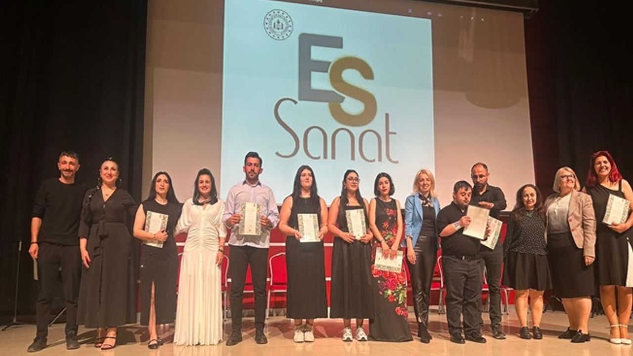 ES SANAT KİŞİSEL GELİŞİM KURSU SAHNE ZAMANI DEDİ