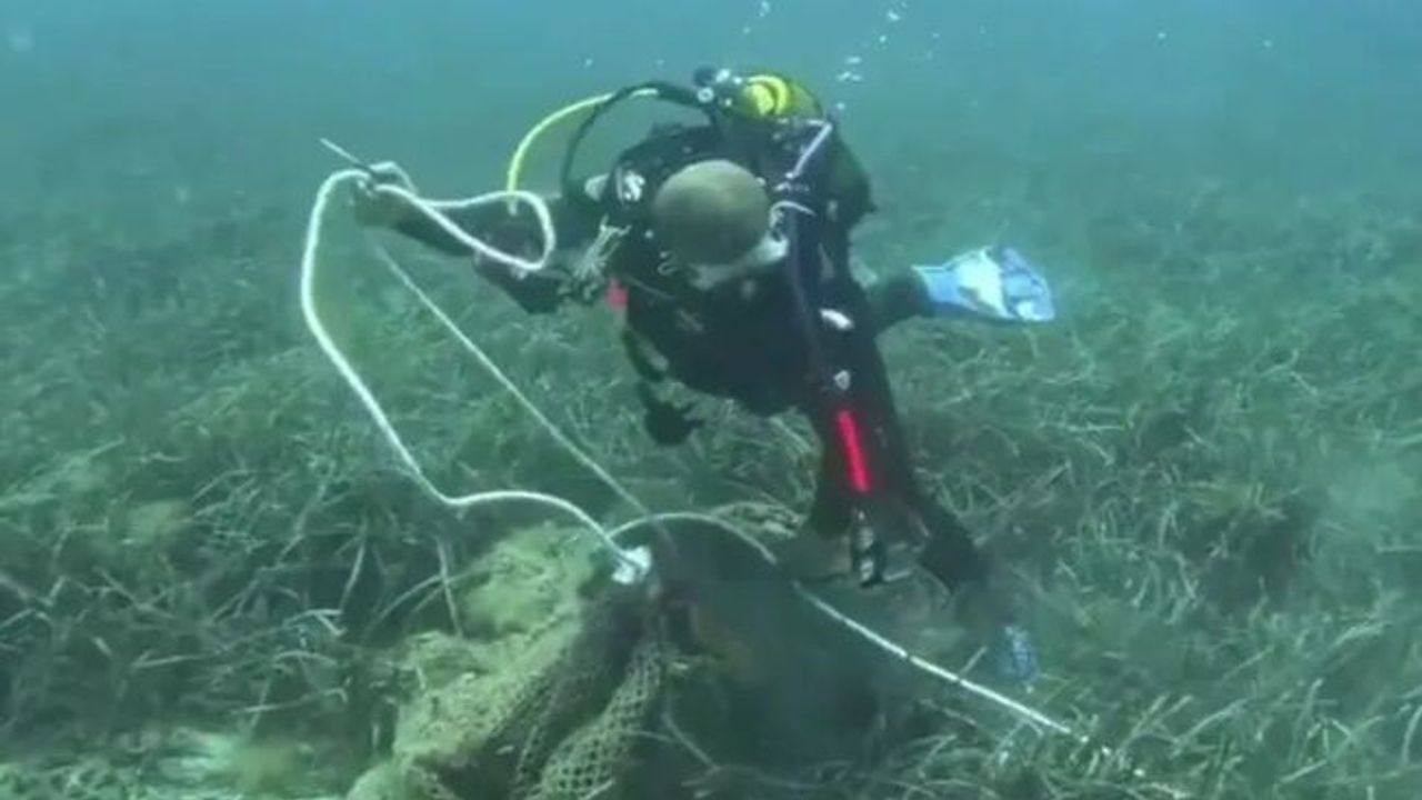 İzmir'de deniz dibinden 1,5 ton ağ çıkarıldı!