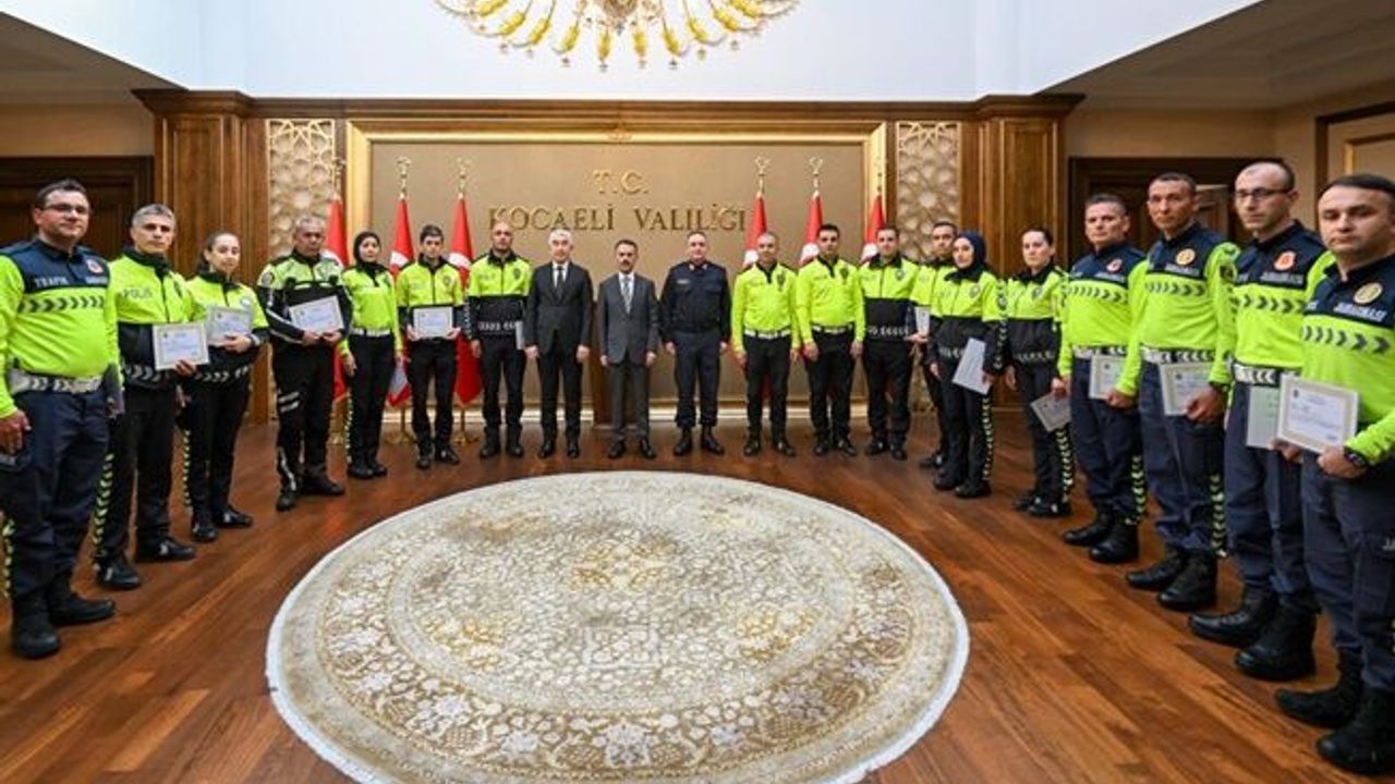 Vali İlhami Aktaş, Emniyet ve Jandarma Trafik Personellerine Başarı Belgesi Verdi