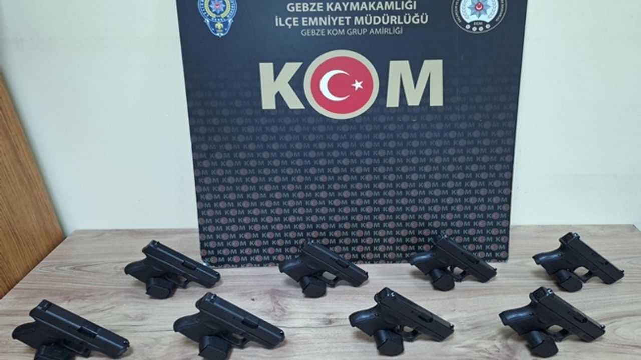 Çayırova'da durdurulan araçta 8 adet silah çıktı!