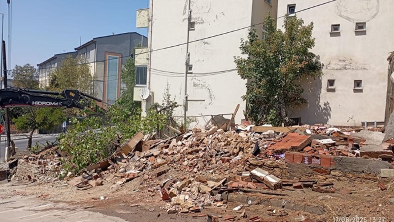 Dilovası’nda Metruk Bina Yıkımları Devam Ediyor