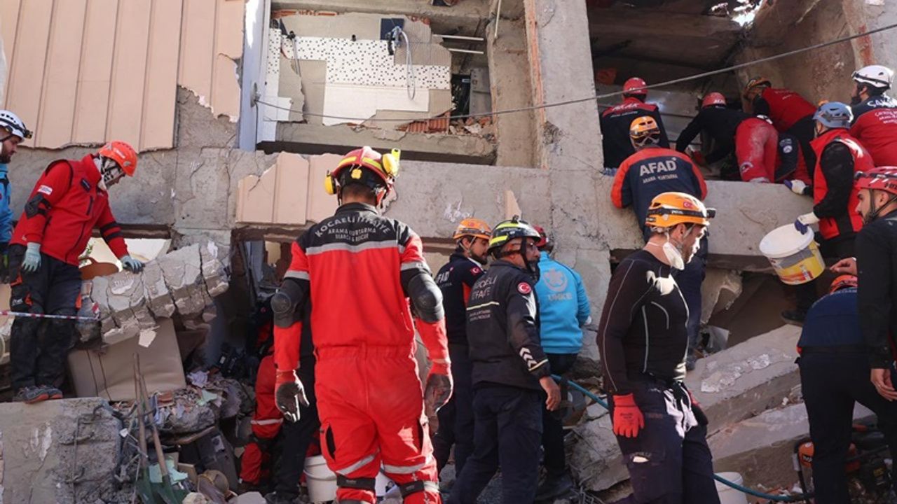 Gebze'de çöken binadan 1 kişi sağ olarak çıkartıldı!