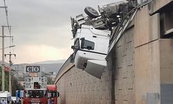 Kaza yapan tır viyadükte asılı kaldı!