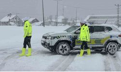 Bolu geçişinde ağır tonajlı ve kış lastiksiz araçlara kar engeli
