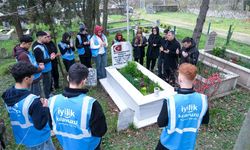 Gençler, şehitliğe giderek saygı görevini yerine getirdi
