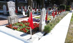 Kocaeli Büyükşehir'den 18 Mart öncesi şehitliklerde titiz çalışma