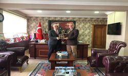 Murat Taşdemir’e Kaymakam Özyiğit’ten Plaket