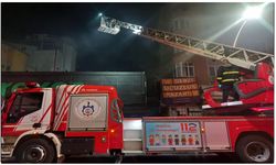 Gebze’de Gece Yarısı Market Yangını: Bekçi Dumandan Etkilendi