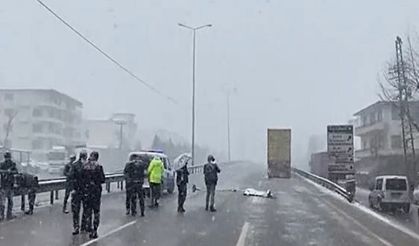 Kaza sonrası araçtan inerek karşıya geçmeye çalışırken Tırın altında kaldı!