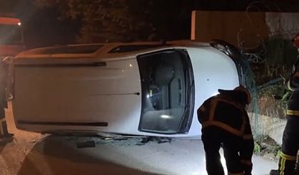 Yol kenarındaki beton duvara çarpan araç devrildi