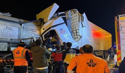 Tankerle çarpışan tır'da sıkışan sürücüyü kurtarmak için seferber oldular