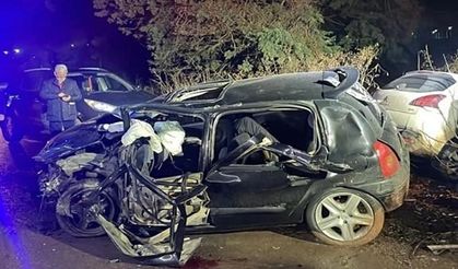 Kartepe'de iki araç kafa kafaya çarpıştı; 6 yaralı!