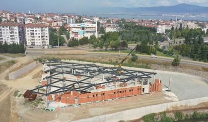 Yeni Gölcük terminal binasında çatı imalatı yapılıyor