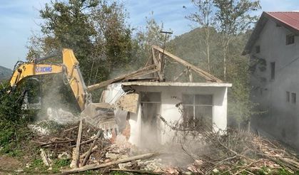 GÖLCÜK’TE MERUK VE ORTA HASARLI 123 BİNA YIKILDI