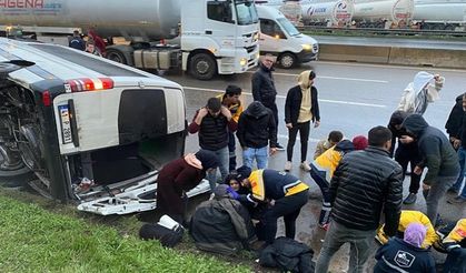 Dilovası'nda işçi servisi devrildi : 1’i ağır 9 yaralı