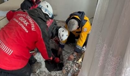 GEAK EKİPLERİ ENKAZ ALTINDAN 3 KİŞİYİ SAĞ ÇIKARDI