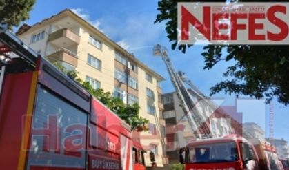 Çatıda çıkan yangında çatı alev alev yandı