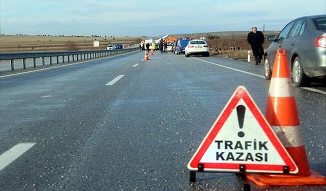 Otomobil ile yolcu minibüsü çarpıştı; 17 yaralı!