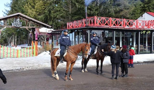 Kartepe'de atlı jandarma timleri göreve başladı