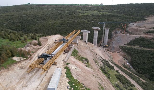 Dilovası Devlet Hastanesi Köprüsünde kiriş montajı