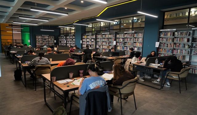 Gençler, üniversite sınavına kitap kahvelerde hazırlanıyor
