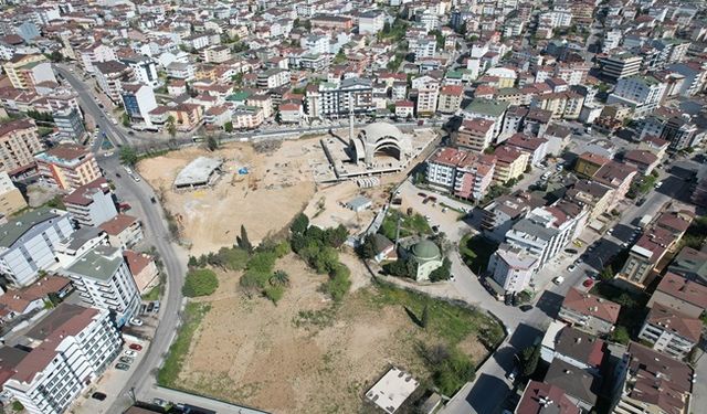 Kent meydanında çalışmalar sürüyor