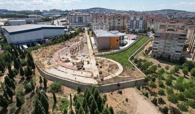 Çayırova Duyu Bahçesi’nde çim serimi başladı