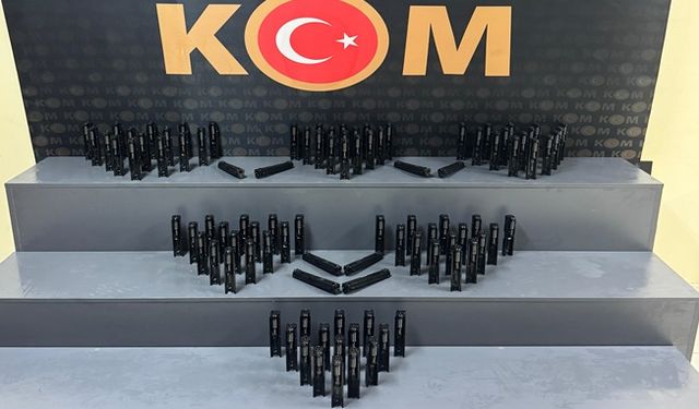 TEM’de durdurulan araçta çok sayıda tabanca sürgü takımı ele geçirildi