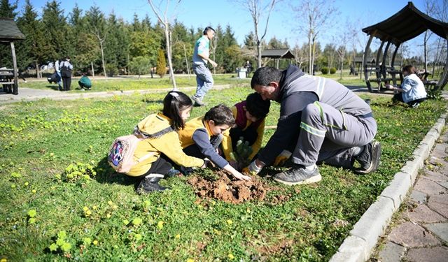 Minik öğrenciler, fidanları toprakla buluşturdu