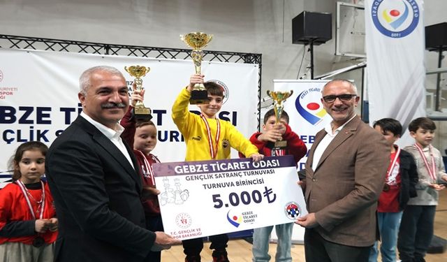 GEBZE’DE GENÇLER SATRANÇTA BULUŞTU