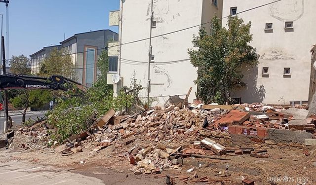 Dilovası’nda Metruk Bina Yıkımları Devam Ediyor