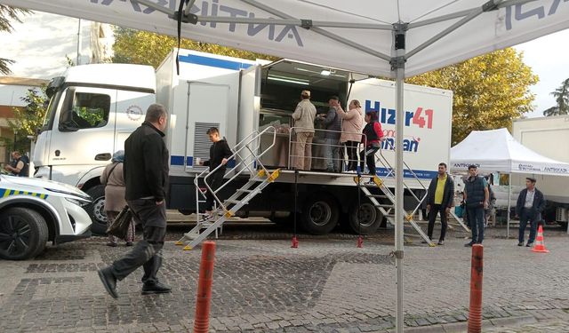 Soğuk gecede Sındırgılılara Büyükşehir’den sıcak bir destek