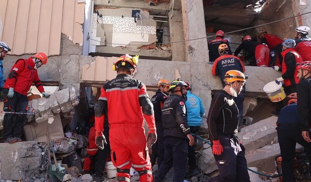 Gebze'de çöken binadan 1 kişi sağ olarak çıkartıldı!