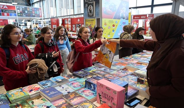 Öğrenciler, Kitap Fuarı’na koşuyor
