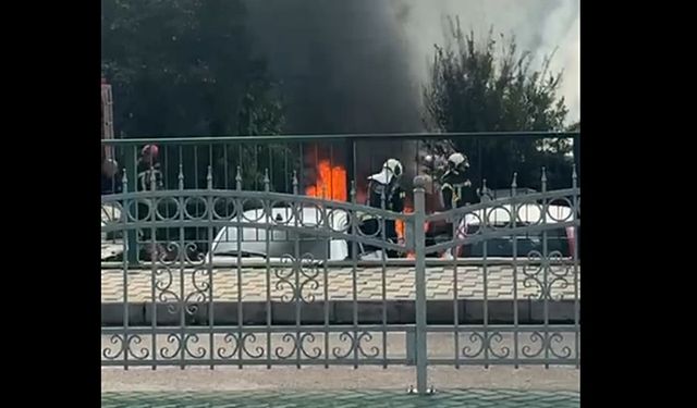 İzmit’te Park Halindeki Araç Alev Aldı: Kısa Sürede Patlama Yaşandı