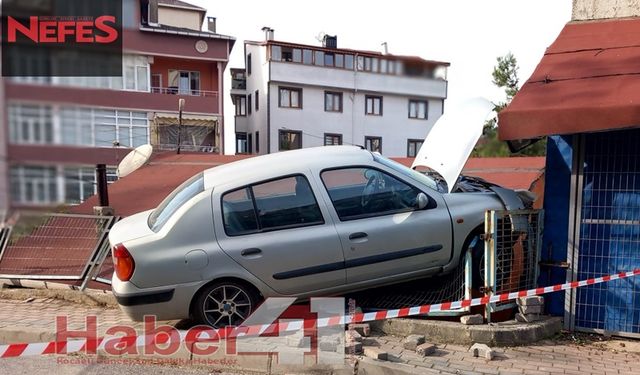 Gebze’de Akılalmaz Kaza: Savrulan Araç Evin Çatısında Durdu