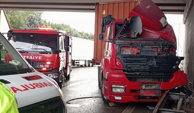 TEM Otoyolu’nda Feci Kaza: Sürücü TIR’ın Altında Kalarak Hayatını Kaybetti