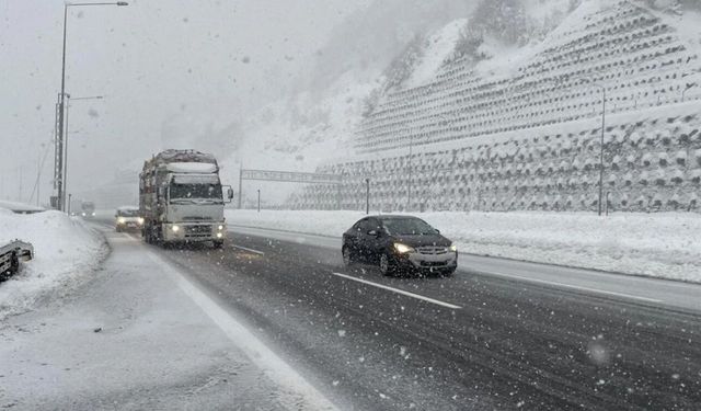 Bolu Dağı’nda kar yağışı ulaşımı olumsuz etkiliyor