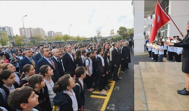Okullarda 6 Şubat için saygı duruşunda bulunuldu