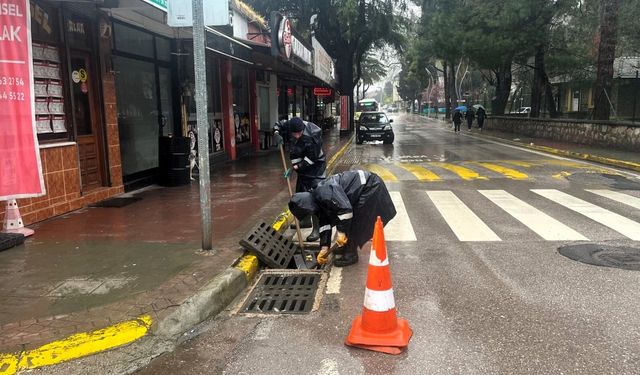 Büyükşehir, su baskını ve taşkın riskine karşı sahada