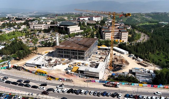 KOÜ Umuttepe Cami ve Otoparkı hızla yükseliyor