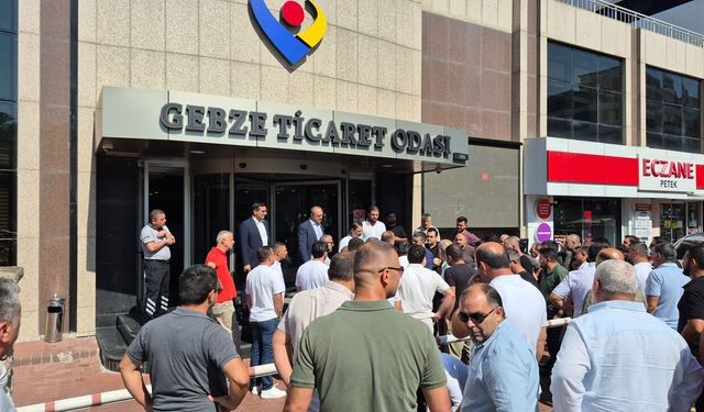 Servis Taşımacıları S Yetki Belgesi İçin GTO Önünde Toplandı: Talepler Başkan Aslantaş'a İletildi