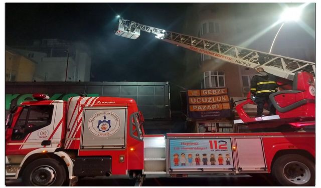 Gebze’de Gece Yarısı Market Yangını: Bekçi Dumandan Etkilendi