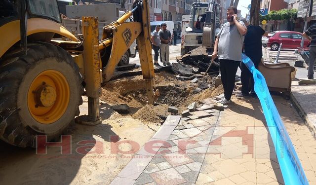 Gebze Yeni Bağdat Caddesi'nde Ana Su Borusu Patladı: Yol Çöktü, Çalışmalar Sürüyor