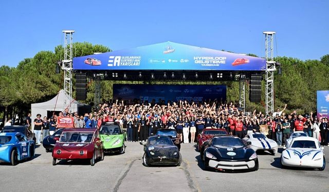 Sanayi ve Teknoloji Bakanı Mehmet Fatih Kacır, TEKNOFEST elektrikli araç ve Hyperloop finallerini yerinde inceledi