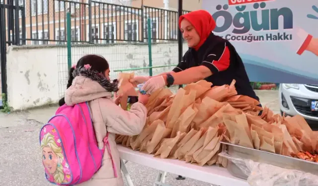 İzmit Belediyesi'nden öğrencilere pizza ve ayran ikramı