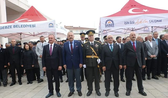 Gebze Kent Meydanı’nda Cumhuriyet Gururu! Protokol Bir Araya Geldi